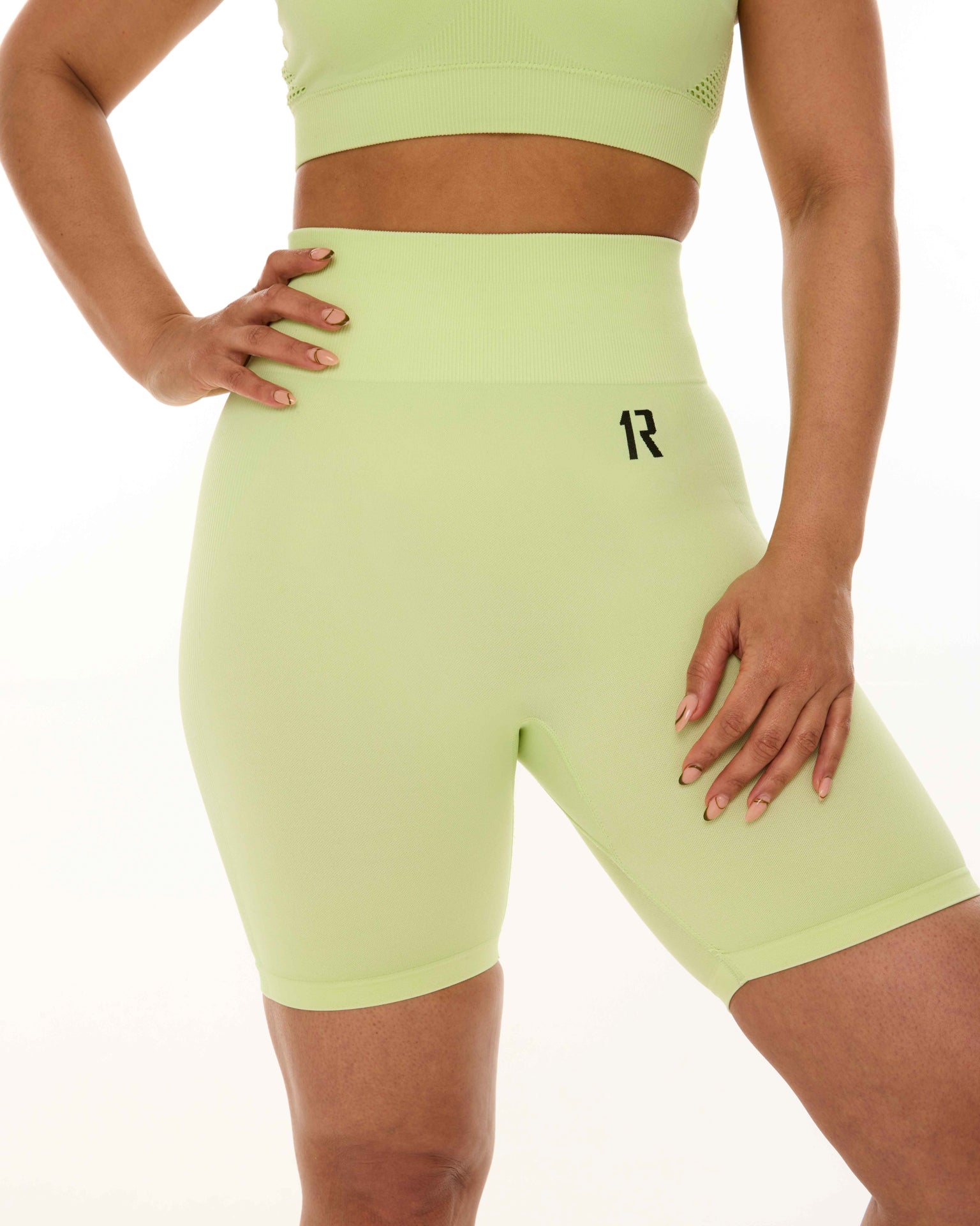 1R SEAMLESS SHORTS